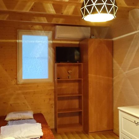 Pietrowe Domki: Rustic Retreat with Secluded Beach and Cycling Trails Debina  Exterior photo